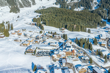 Der Wintersportort Berwang im Tiroler Außerfern im Luftbild