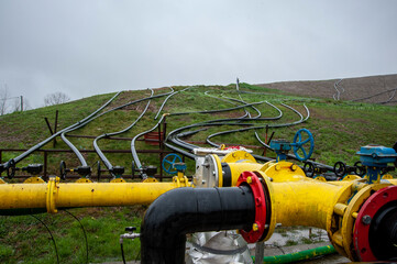 Tubature di produzione e distribuzione di gas. Gasdotto e metanodotto in panorama.
