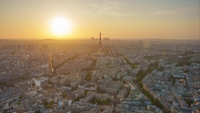パリの街並みとエッフェル塔の夕日から夜景までのタイムラプス