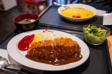 とても美味しい日本の洋食店のオムライス