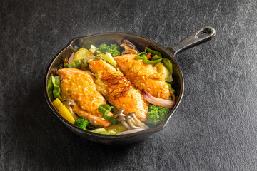 鮭のスキレット焼き　grilled salmon in an iron skillet