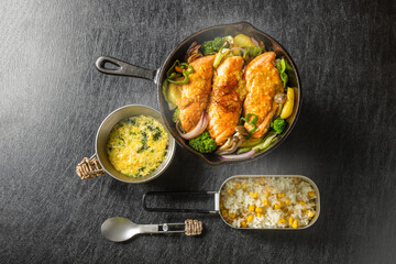 鮭のスキレット焼き　grilled salmon in an iron skillet