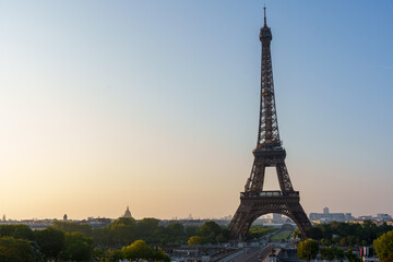 Fototapeta na wymiar 朝焼けに照らされるパリの街並みとエッフェル塔