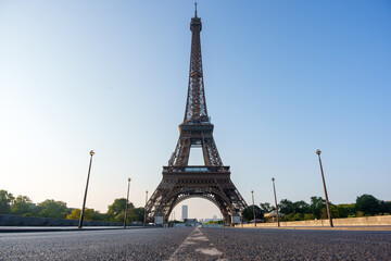 朝焼けに照らされるパリの街並みとエッフェル塔