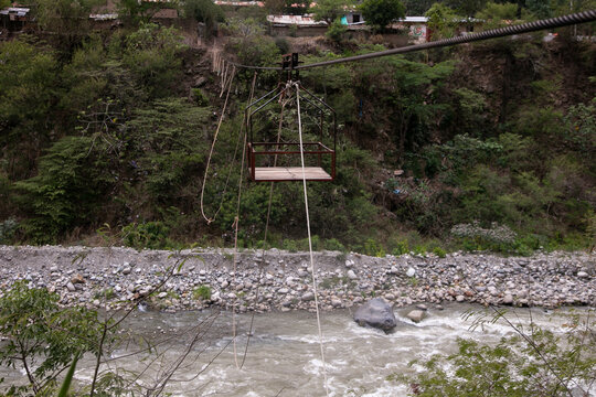 Oroya to transport material or people in a river in the Peruvian jungle. Basket suspended from two rings, which runs along a rope.