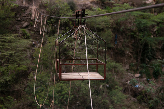 Oroya to transport material or people in a river in the Peruvian jungle. Basket suspended from two rings, which runs along a rope.