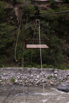 Oroya to transport material or people in a river in the Peruvian jungle. Basket suspended from two rings, which runs along a rope.