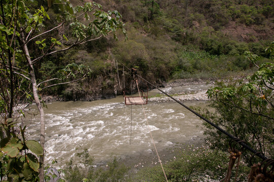 Oroya to transport material or people in a river in the Peruvian jungle. Basket suspended from two rings, which runs along a rope.