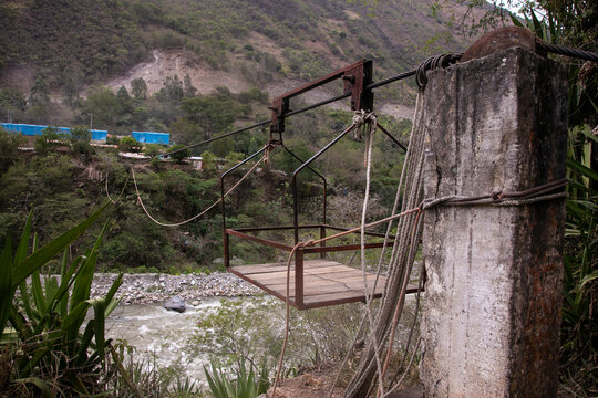 Oroya to transport material or people in a river in the Peruvian jungle. Basket suspended from two rings, which runs along a rope.