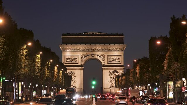 夜のシャンゼリゼ通りとライトアップされた凱旋門の夜景