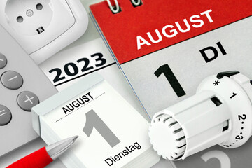 Konzept für Energie und Deutscher Kalender Datum 1. August 2023 Heizungsthermostat und Rechner mit Steckdose - obrazy, fototapety, plakaty