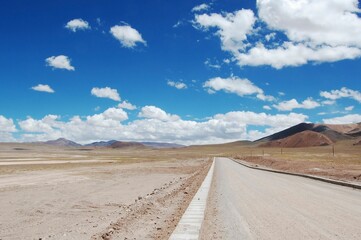 Obraz premium Atacama desert savanna, mountains and volcano landscape on a sunny day