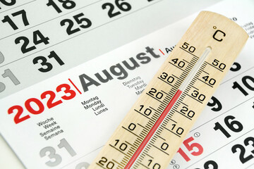 Deutscher Kalender August 2023 und Thermometer aus Holz  30 Grad Celsius