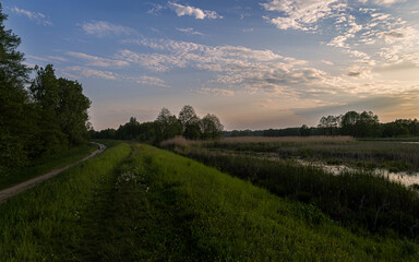 Obraz premium Twilight over the Narew River, near Stawinoga village, central Poland 