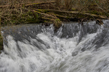 tosender Wasserfall mit umgestürzten Bäumen