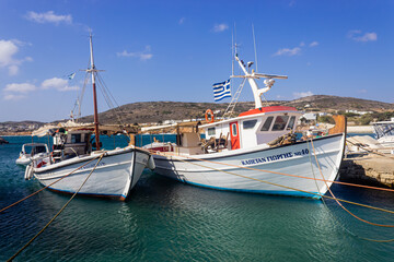 Barcos no porto em Paros, Grécia