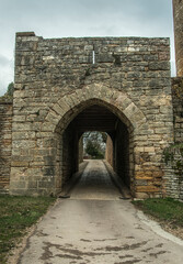 Fototapeta premium Porte d'entrée de la cité médiévale de Brancion à Martailly-lès-Brancion, Saône-et-Loire, France