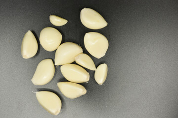 Peel garlic and place it on a black background