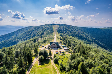 Góry latem, panorama z lotu ptaka. Beskid Śląski w Polsce. Widok z Klimczoka. © Franciszek