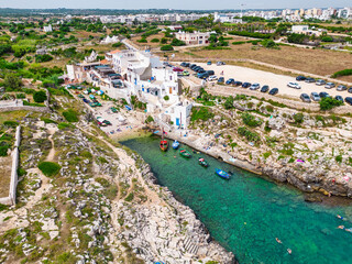 Fototapeta na wymiar Cala Port'Alga con le barche vista dal drone in estate, Polignano a Mare, Bari