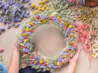 Bunter natürlicher Kranz aus Trockenblumen, Kranz aus getrockneten Blumen binden, selber machen