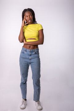 Hermoso retrato de mujer joven de color, ni&ntilde;a pensativa mirando a un lado. Aislado sobre fondo blanco, belleza, estilo de vida saludable, concepto de personas