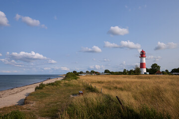 Fototapeta na wymiar Ostseeküste mit Sandstrand und Leuchtturm Falshöft, Geltinger Birk.