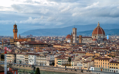 Fototapeta premium panoramic view of Firenze (Florence) at sunset, taken from Piazzale Michelangelo. historical landmarks, including the iconic Duomo and Palazzo Vechio, can be seen at a distance