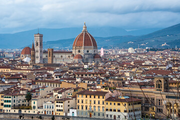 Fototapeta na wymiar panoramic view of Firenze (Florence) at sunset, taken from Piazzale Michelangelo. historical landmarks, including the iconic Duomo and Palazzo Vechio, can be seen at a distance