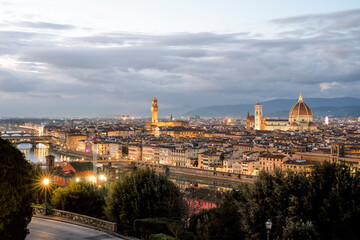 Fototapeta na wymiar panoramic view of Firenze (Florence) at sunset, taken from Piazzale Michelangelo. historical landmarks, including the iconic Duomo and Palazzo Vechio, can be seen at a distance