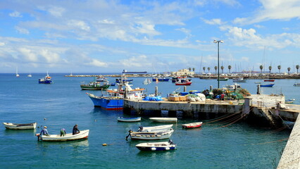 großer Fischereihafen von Cascais in Portugal mit vielen Booten, blauem Himmel und weißen Wolken