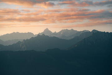 Die schweizer Berger im rötlichen Licht des Sonnenaufgangs