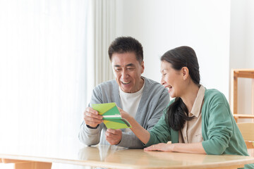 Obraz premium 通帳を見るシニア夫婦