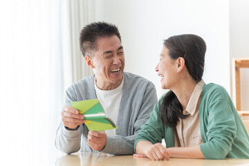 通帳を見るシニア夫婦