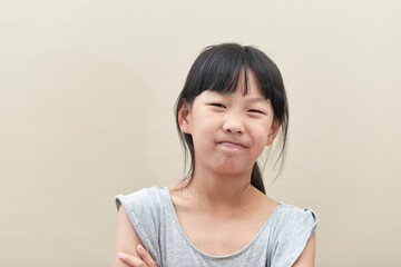 いい気持ちで笑顔してる小学生の女の子の顔