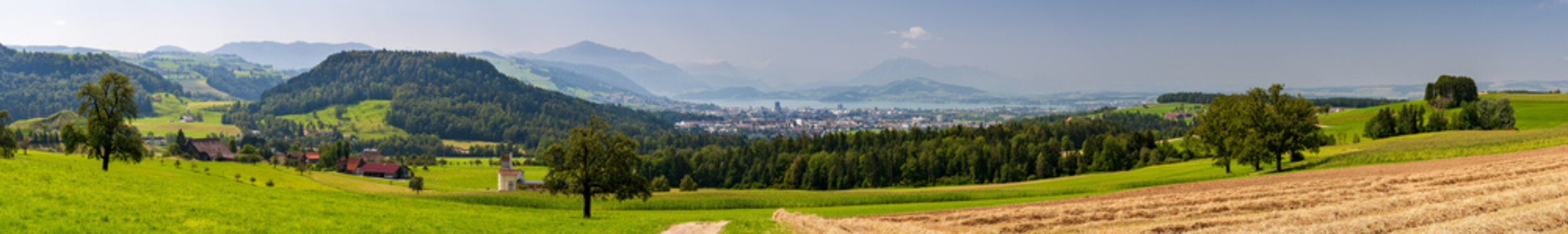Blick auf Zug und Zugersee in der Zentralschweiz