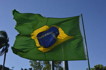 bandeira do brasil ao vento em dia ensolarado