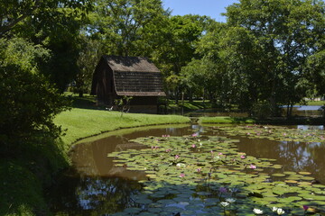 Casa antiga na beira de um lago de estilo alemão no sul do brasil