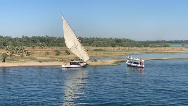 Feluke und kleines Boot f&uuml;r Touristen am Ufer des Nil bei Kom Ombo