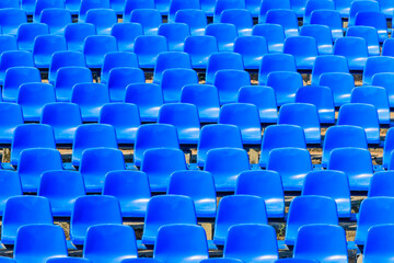 Niebieskie plastikowe krzesełka. Miejsca siedzące w amfiteatrze - obrazy, fototapety, plakaty