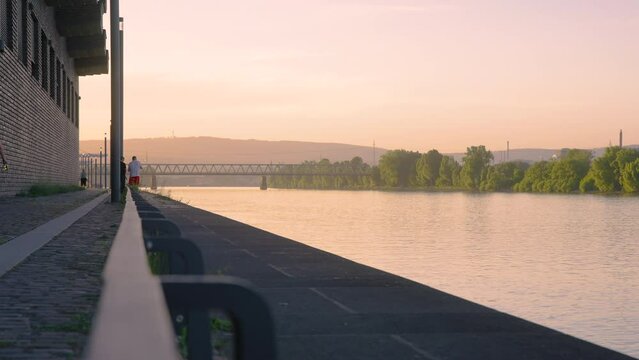 Mainz Nordhafen Blick auf Eisenbahnbr&uuml;cke am Rhein Nordhafen Gebaude und Wasser im Neubaugebiet
