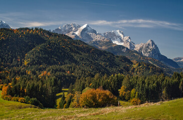 Herbststimmung in der Morgensonne im Voralpenland in den bayrischen Alpen mit Blick von einer...