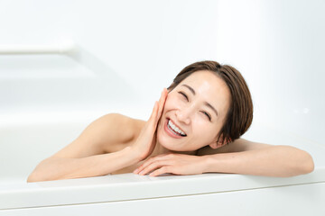 Naklejka premium お風呂に入る女性