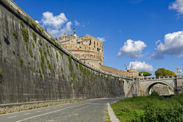 Le Tibre, le pont et le château Sant'Angeloà rome