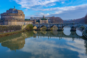 Le Tibre, le pont et le château Sant'Angelo à rome