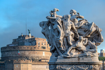 Statue devant le château Sant'Angelo à rome