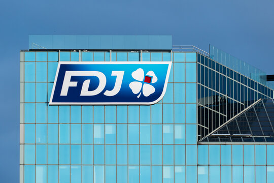 Boulogne-Billancourt, France - 2 juillet 2023: Enseigne et logo sur la fa&ccedil;ade de l'immeuble abritant le si&egrave;ge social de la Fran&ccedil;aise Des Jeux (FDJ), op&eacute;rateur fran&ccedil;ais des jeux de loterie nationale