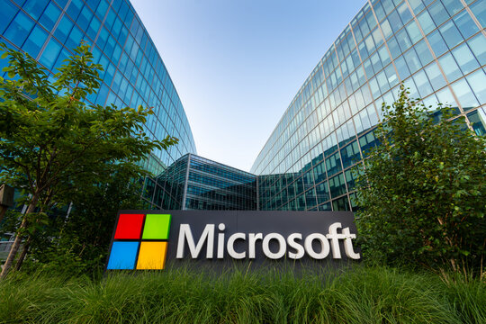 Issy-les-Moulineaux, France - 2 juillet 2023: Enseigne du si&egrave;ge social fran&ccedil;ais de Microsoft, multinationale am&eacute;ricaine qui d&eacute;veloppe, fabrique, licencie et commercialise des logiciels informatiques