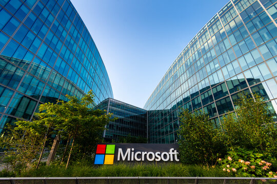 Issy-les-Moulineaux, France - 2 juillet 2023: Fa&ccedil;ade du si&egrave;ge social fran&ccedil;ais de Microsoft, multinationale am&eacute;ricaine qui d&eacute;veloppe, fabrique, licencie et commercialise des logiciels informatiques