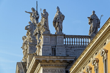 Fototapeta na wymiar Statues sur le sommet de la Basilique Saint-Jean-de-Latran à Rome